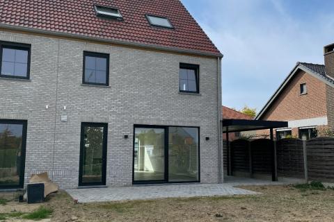 Prachtige half open bebouwing met tuin en terras in Oosterzele! 3 slaapkamers, bouwjaar 2025, energielabel A, 278m² perceeloppervlakte, 140m² bewoonbare oppervl