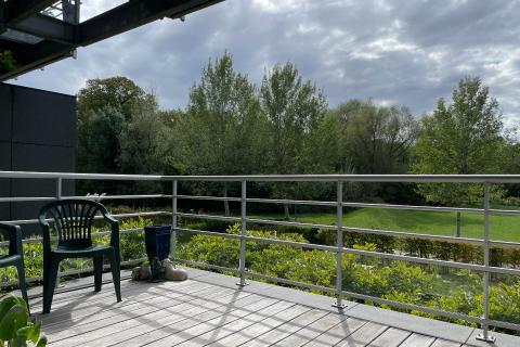 Ruim appartement met terras, garage en 2 slaapkamers in Gent - bouwjaar 2003, energielabel A, bewoonbare oppervlakte 113.00 - ideaal voor stadsliefhebbers!