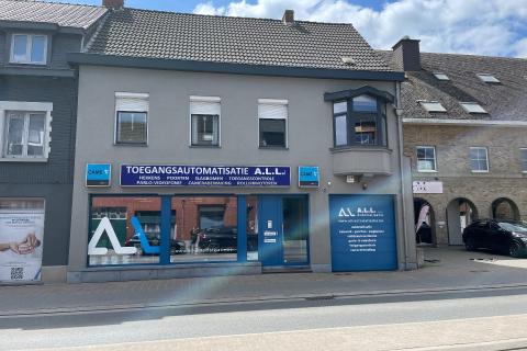 Showroom, atelier en appartement in Merelbeke-Melle, gerenoveerd in 2015, 650.00m² perceeloppervlakte, 226.00m² bewoonbare oppervlakte