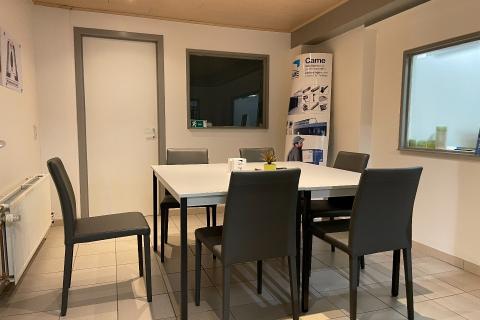 Showroom, atelier en appartement in Merelbeke-Melle, gerenoveerd in 2015, 650.00m² perceeloppervlakte, 226.00m² bewoonbare oppervlakte