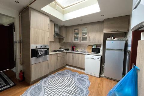 Ruime rijwoning met tuin en 4 slaapkamers in Gent, standaard woning met perceeloppervlakte 90.00 en bewoonbare oppervlakte 128.00, 1 badkamer