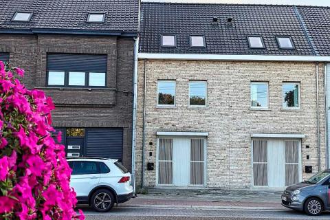 Ruime standaard rijwoning in Wetteren / Kwatrecht met tuin, 4 slaapkamers, energielabel A en 2 badkamers
