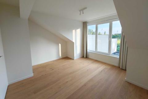 Ruime standaard rijwoning in Wetteren / Kwatrecht met tuin, 4 slaapkamers, energielabel A en 2 badkamers