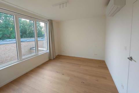 Ruime standaard rijwoning in Wetteren / Kwatrecht met tuin, 4 slaapkamers, energielabel A en 2 badkamers