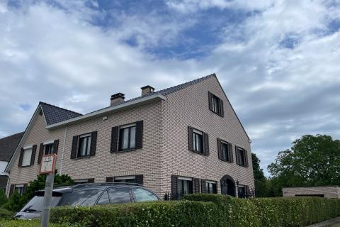 Ruime half open bebouwing met tuin, terras en garage in Merelbeke-Melle - 4 slaapkamers - Energielabel E - Zuidelijke oriëntatie van de tuin