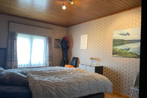 Ruime half open bebouwing met tuin, terras en garage in Merelbeke-Melle - 4 slaapkamers - Energielabel E - Zuidelijke oriëntatie van de tuin