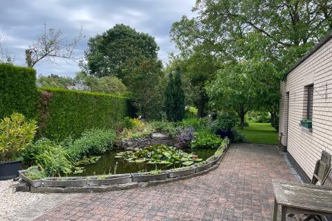 Ruime half open bebouwing met tuin, terras en garage in Merelbeke-Melle - 4 slaapkamers - Energielabel E - Zuidelijke oriëntatie van de tuin