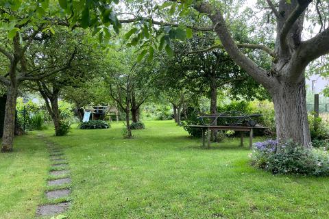 Ruime half open bebouwing met tuin, terras en garage in Merelbeke-Melle - 4 slaapkamers - Energielabel E - Zuidelijke oriëntatie van de tuin