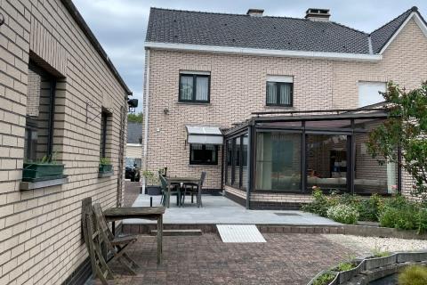 Ruime half open bebouwing met tuin, terras en garage in Merelbeke-Melle - 4 slaapkamers - Energielabel E - Zuidelijke oriëntatie van de tuin