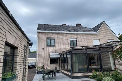 Ruime half open bebouwing met tuin, terras en garage in Merelbeke-Melle - 4 slaapkamers - Energielabel E - Zuidelijke oriëntatie van de tuin