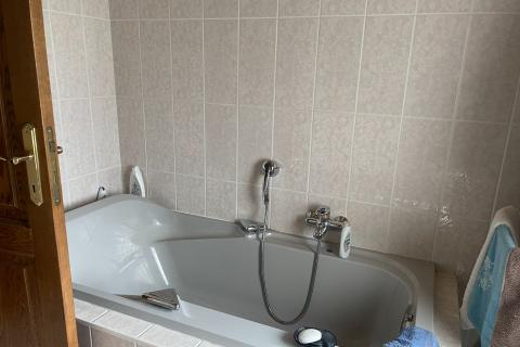 Ruime half open bebouwing met tuin, terras en garage in Merelbeke-Melle - 4 slaapkamers - Energielabel E - Zuidelijke oriëntatie van de tuin