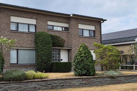 Ruime villa met zonnige tuin, terras en garage in Merelbeke-Melle, 4 slaapkamers, bouwjaar 1966, 893m² perceel, 252m² bewoonbaar, zuidwestelijke tuinoriëntatie