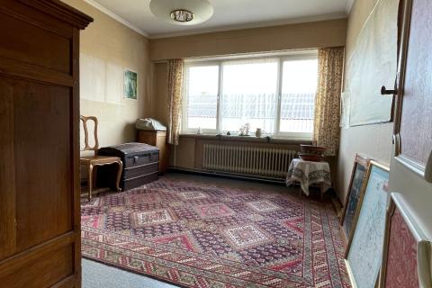 Ruime villa met zonnige tuin, terras en garage in Merelbeke-Melle, 4 slaapkamers, bouwjaar 1966, 893m² perceel, 252m² bewoonbaar, zuidwestelijke tuinoriëntatie