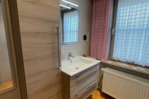 Ruime villa met zonnige tuin, terras en garage in Merelbeke-Melle, 4 slaapkamers, bouwjaar 1966, 893m² perceel, 252m² bewoonbaar, zuidwestelijke tuinoriëntatie