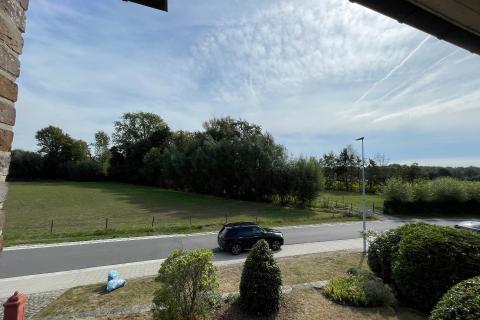 Ruime villa met zonnige tuin, terras en garage in Merelbeke-Melle, 4 slaapkamers, bouwjaar 1966, 893m² perceel, 252m² bewoonbaar, zuidwestelijke tuinoriëntatie