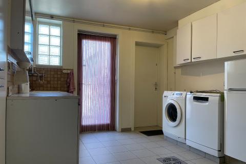 Ruime villa met zonnige tuin, terras en garage in Merelbeke-Melle, 4 slaapkamers, bouwjaar 1966, 893m² perceel, 252m² bewoonbaar, zuidwestelijke tuinoriëntatie