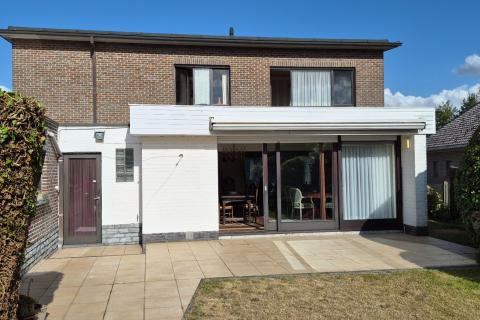 Ruime villa met zonnige tuin, terras en garage in Merelbeke-Melle, 4 slaapkamers, bouwjaar 1966, 893m² perceel, 252m² bewoonbaar, zuidwestelijke tuinoriëntatie