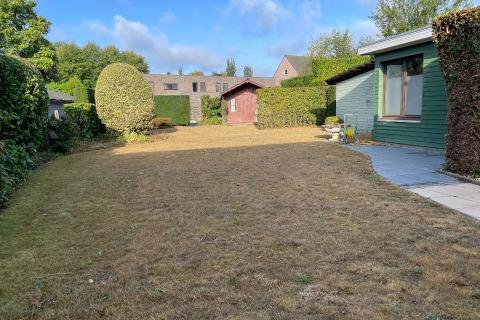 Ruime villa met zonnige tuin, terras en garage in Merelbeke-Melle, 4 slaapkamers, bouwjaar 1966, 893m² perceel, 252m² bewoonbaar, zuidwestelijke tuinoriëntatie