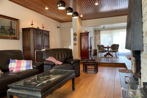 Ruime villa met zonnige tuin, terras en garage in Merelbeke-Melle, 4 slaapkamers, bouwjaar 1966, 893m² perceel, 252m² bewoonbaar, zuidwestelijke tuinoriëntatie
