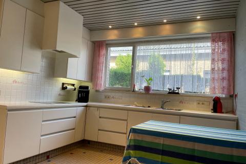 Ruime villa met zonnige tuin, terras en garage in Merelbeke-Melle, 4 slaapkamers, bouwjaar 1966, 893m² perceel, 252m² bewoonbaar, zuidwestelijke tuinoriëntatie