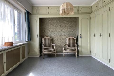 Ruime villa met zonnige tuin, terras en garage in Merelbeke-Melle, 4 slaapkamers, bouwjaar 1966, 893m² perceel, 252m² bewoonbaar, zuidwestelijke tuinoriëntatie
