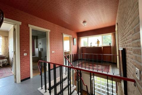 Ruime villa met zonnige tuin, terras en garage in Merelbeke-Melle, 4 slaapkamers, bouwjaar 1966, 893m² perceel, 252m² bewoonbaar, zuidwestelijke tuinoriëntatie