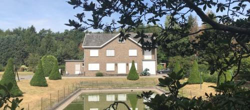 Exclusief privé-domein van 26.000 m² met zeer ruime villa