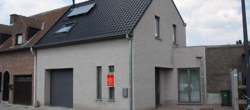 Halfopen bebouwing met 3 SLPK en garage te huur