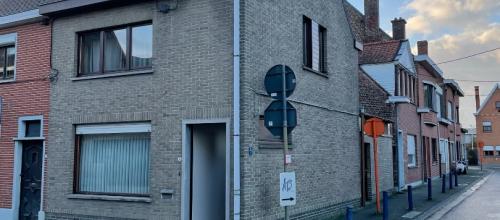 Te renoveren hoekwoning in Merelbeke