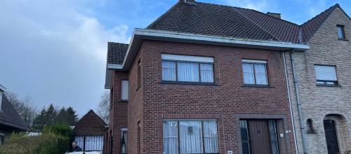 Ruime halfopen bebouwing met tuin, terras en garage in Melle - 3 slaapkamers -- perceeloppervlakte 528m² - bewoonbare oppervlakte 145m²
