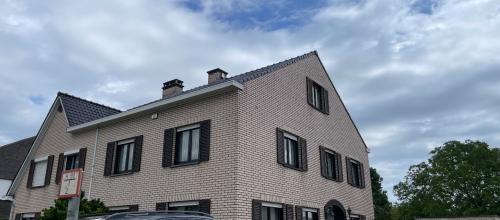 Ruime half open bebouwing met tuin, terras en garage in Merelbeke-Melle - 4 slaapkamers - Energielabel E - Zuidelijke oriëntatie van de tuin